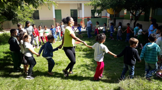 Prática da Dança Circular: prof.ª Josilene Lima e alunos Escola Prof.ª Sônia Maria Faleiro